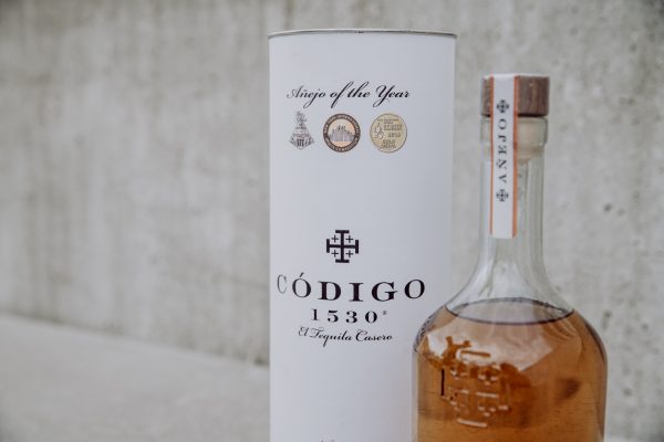 white codigo 1530 tequila package